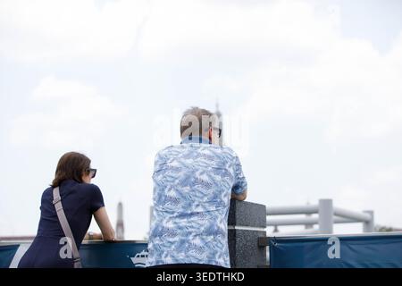 Coppia di turisti che riposano ed esplorano nuova città straniera, viaggiatori che scoprono una nuova destinazione, vista posteriore Foto Stock
