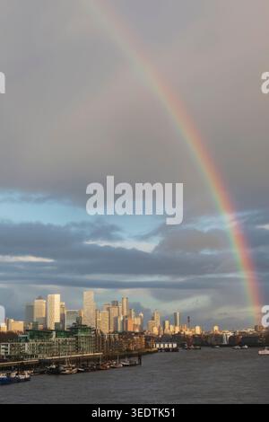 Inghilterra, Londra, Docklands, Canary Wharf Skyline e Rainbow Foto Stock