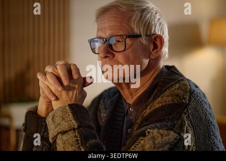 Senior Man Reflecting at Home for Retirement Planning Foto Stock