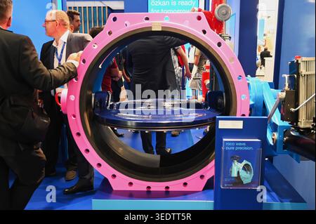 Die IFAT Munich 2026 ist die weltweit führende Fachmesse für Wasser-, Abwasser-, Abfall- und Rohstoffwirtschaft. Die Messe findet alle zwei Jahre auf dem Messegelände a München - Riem statt. Foto: Absperrklappe am Messestand der Erhard GmbH, Hersteller für Armaturen, Grossarmaturen und Lösungen rund um den gesamten Wasserkreislauf. *** IFAT Monaco 2026 è la fiera leader mondiale per la gestione di acqua, acque reflue, rifiuti e materie prime la fiera si svolge ogni due anni presso il centro fieristico di Monaco Riem Photo Butterfly valve presso lo stand di Erhard GmbH, produttore di val Foto Stock