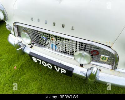 Vista frontale di una Ford Consul d'epoca bianca con griglia cromata con badge e targa classica parcheggiata su un prato verde Foto Stock