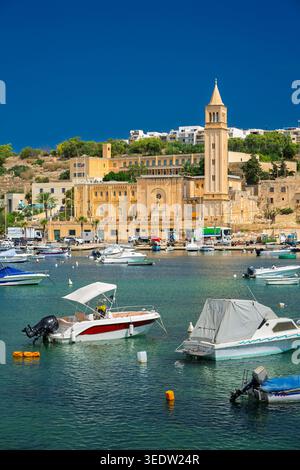 Vista delle barche sulla Marina di Marsaskala in estate con un bel cielo azzurro. Malta. Foto Stock