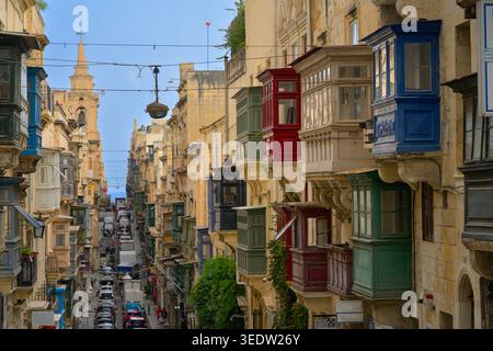 Balconi colorati dipinti che si affacciano sulle strette strade della capitale di Malta, la Valletta. Foto Stock