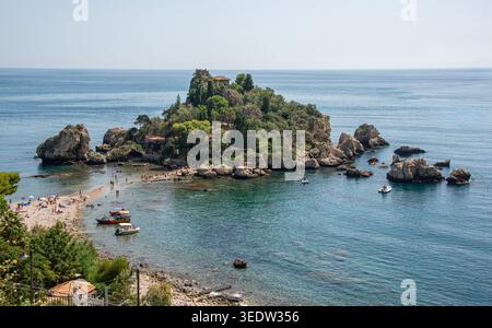 Isola bella e isola di Taormina, in Sicilia, in una soleggiata giornata estiva. Foto Stock