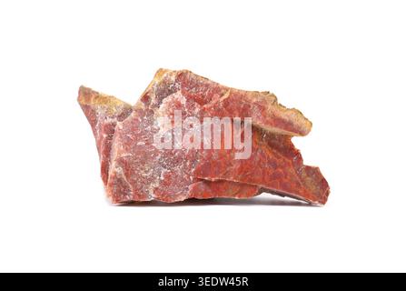 Pietra preziosa jasper rossa cruda su sfondo bianco. Foto Stock