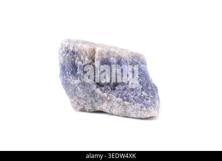 Iolite grezza, chiamata anche zaffiro d'acqua, bussola vichinga o cordierite, su sfondo bianco. E' usata come gemma Foto Stock