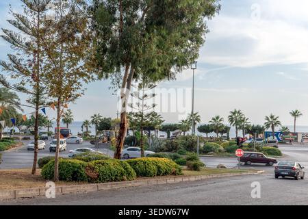 Intersezione tra Ataturk Boulevard e l'autostrada D400 ad Alanya con palme e vista sul mare. Vivace scena urbana. Alanya, Turchia - ottobre 25,2020 Foto Stock