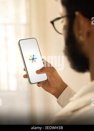 Il logo Google Authenticator viene visualizzato sullo schermo di uno smartphone, a Bangalore, India, il 28 febbraio 2026 Foto Stock