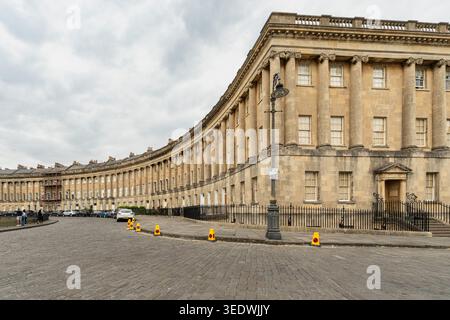 L'iconica Royal Crescent di Bath, una vasta fila di 30 case a schiera con architettura georgiana, in Inghilterra Foto Stock