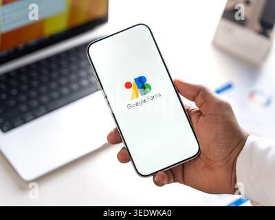 Il logo Google Fonts viene visualizzato sullo schermo di uno smartphone, a Bangalore, India, il 28 febbraio 2026 Foto Stock