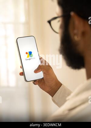 Il logo Google Fonts viene visualizzato sullo schermo di uno smartphone, a Bangalore, India, il 28 febbraio 2026 Foto Stock