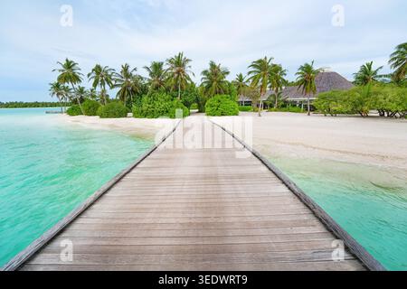 Un molo di legno in una splendida isola tropicale delle maldive - grande poster con spazio per le copie. Foto Stock