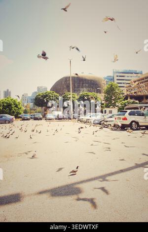 L'iconico teatro "Dome" a forma di uovo, un punto di riferimento brutalista e un cinema rovinato lasciato dall'era della Guerra civile nel centro di Beirut. Foto Stock