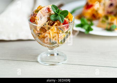 dessert in gelatina fatto in casa con caffè e frutta a strati vivaci. Foto Stock