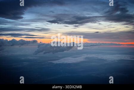 Vista aerea delle nuvole all'alba sulla Germania, luglio 2019 Foto Stock