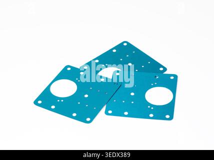 Tre piastre di riparazione per cerniere in metallo blu per il fissaggio di mobili in legno danneggiati, isolate su sfondo bianco. Foto Stock