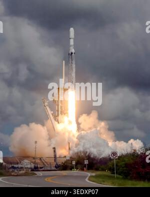 Uno SpaceX Falcon Heavy lancia il satellite per comunicazioni Viasat-3 F3 dal LC-39A al Kennedy Space Center, Florida, il 29 aprile 2026. Foto Stock