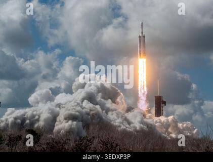 Uno SpaceX Falcon Heavy lancia il satellite per comunicazioni Viasat-3 F3 dal LC-39A al Kennedy Space Center, Florida, il 29 aprile 2026. Foto Stock