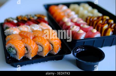 Grande assortimento di sushi e sashimi in un piatto nero. Riprese 4K di alta qualità Foto Stock