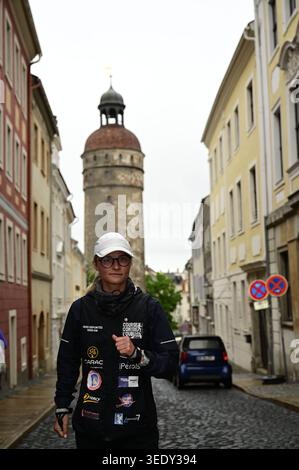 Justine Decourselle bei ihrer Ankunft in der Görlitzer Altstadt. Stazione macht di Erinnerungslauf von Drancy nach Auschwitz a Görlitz. Görlitz, 07.05.2026. Sono Donnerstag, 7 anni. Mai 2026, wird die französische Läuferin Justine Decourselle im Rahmen ihres Projekts Lauf gegen das Vergessen / Course contre loubli eine Etappe in Görlitz absolvieren. Die 25-jährige Altenpflegerin Hat sich vorgenommen, innerhalb eines Monats rund 1,500 km von Drancy in Frankreich bis nach Auschwitz zurückzulegen, um an die Opfer des Holocaust zu erinnern. DAS Projekt verbindet sportliche Leistung mit historischer E. Foto Stock