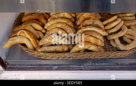 Sana pasta di panini al forno all'ingrosso nel cestino di rattan con scaffale da forno Foto Stock
