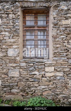 Kovachevitsa, Blagoevgrad, Bulgaria. Finestra barrata su un edificio in pietra in un villaggio di montagna. Foto Stock