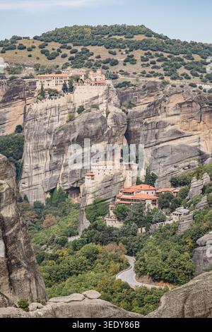 Meteora, Kalabaka, Tessaglia, Grecia. Monasteri del grande Meteoron e Varlaam visti dal Monastero della Santissima Trinità sulle formazioni rocciose Foto Stock