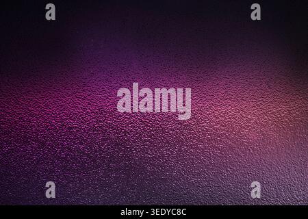 Sfumature magenta e rosa accese attraverso una superficie smerigliata Foto Stock