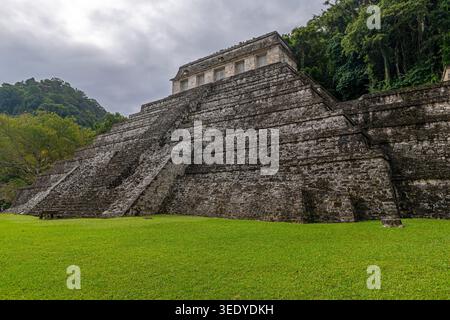 Tempio delle iscrizioni con nuvole drammatiche, Palenque, Chiapas, Messico. Foto Stock
