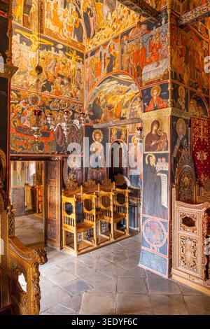 Meteora, Kastraki, Tessaglia, Grecia. 31 ottobre 2023. Murales nel monastero di Varlaam sulle formazioni rocciose di Meteora. Foto Stock