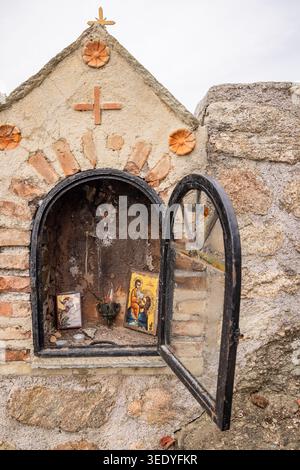 Meteora, Kastraki, Tessaglia, Grecia. 1° novembre 2023. Piccolo santuario presso il Sacro Monastero del grande Meteoron sulle formazioni rocciose di Meteora. Foto Stock