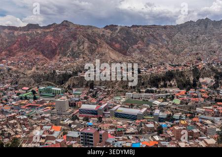 La Paz, Bolivia, Sud America - 23 novembre 2025: La più grande città boliviana annidata nel ripido canyon delle Ande - paesaggio urbano drammatico Foto Stock