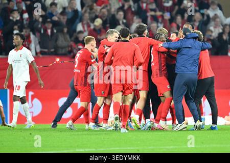 Friburgo, Germania. 7 maggio 2026. I giocatori dell'SC Freiburg celebrano la loro vittoria dopo la semifinale di Europa League partita di andata e ritorno tra SC Freiburg e Braga a Friburgo, Germania, 7 maggio 2026. Crediti: Ulrich Hufnagel/Xinhua/Alamy Live News Foto Stock