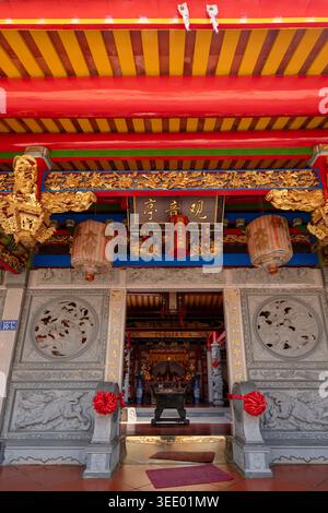 Intricate incisioni in legno e bassorilievi in pietra del Padiglione Guanyin, entrata nella città antica di Yuegang, Zhangzhou, Fujian, Cina Foto Stock