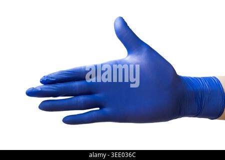 Mano che indossa guanti medici in nitrile blu che raggiungono isolata su sfondo bianco Foto Stock