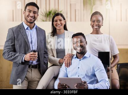 Ritratti, team e professionisti in azienda, sorrisi o addetti alla conformità con la collaborazione. Felicità, orgoglio e gruppo di lavoratori che lavorano in ufficio Foto Stock