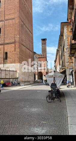 Cremona, Italia 9 aprile 2026 alla scoperta di Cremona, Italia con il campanile di Torrazzo e la sua cattedrale in muratura che domina il centro storico urbano st Foto Stock