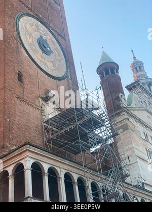 Cremona, Italia 9 aprile 2026 storico Torrazzo di Cremona, parte del complesso del Duomo di Cremona, con orologio astronomico e impalcatura di restauro Foto Stock