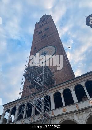 Cremona, Italia 9 aprile 2026 Torrazzo, lo storico campanile di Cremona, Italia, che si innalza nel cielo con il suo intricato orologio astronomico e la sua pula Foto Stock