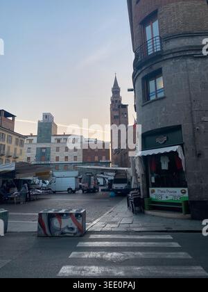 Cremona, Italia 9 aprile 2026 evento di mercato all'aperto in via Monteverdi a Cremona, Lombardia, Italia, con il magnifico gatto Torrazzo Foto Stock