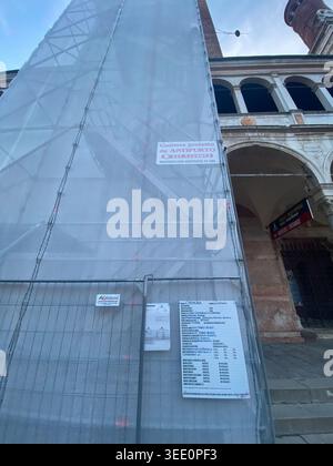 Cremona, Italia 9 aprile 2026 edificio a Cremona, Italia, in fase di ristrutturazione, coperto da ponteggi e rete protettiva, esposizione costruttio Foto Stock