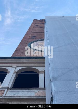 Cremona, Italia 9 aprile 2026 Cremona Torrazzo torre con orologio astronomico, architettura rinascimentale e impalcature di ristrutturazione Foto Stock
