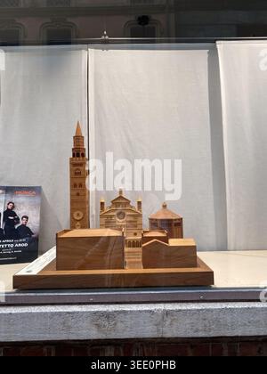 Cremona, Italia 9 aprile 2026 modello in legno dettagliato che mostra l'architettura iconica di Cremona, Italia, preservando il patrimonio storico e l'artigianato locale Foto Stock