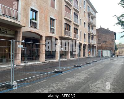 Cremona, Italia 9 aprile 2026 lavori di strada che trasformano Piazza Guglielmo Marconi a Cremona, Lombardia, Italia, con recinzioni che segnano la zona di costruzione Foto Stock
