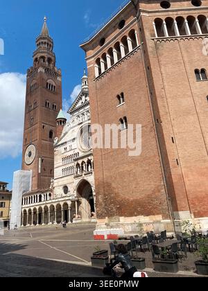 Cremona, Italia 9 aprile 2026 Campanile di Torrazzo e Duomo di Cremona in piedi in una giornata di sole nella storica piazza di Cremona, Italia Foto Stock