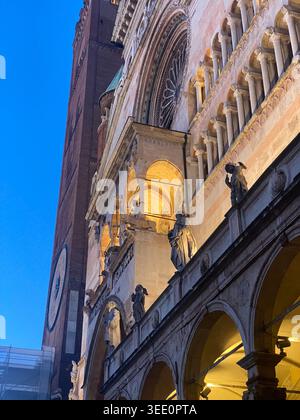 Cremona, Italia 9 aprile 2026 la bellezza della Cattedrale di Cremona e del campanile di Torrazzo è evidenziata al crepuscolo, con il loro architetto illuminato Foto Stock