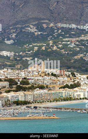 Il villaggio spagnolo di Altea visto dal Parco naturale Serra Gelada Alicante, Comunità Valenciana, Spagna Foto Stock
