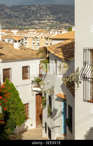 Le tradizionali strade della città vecchia di Altea nella provincia spagnola di Alicante sulla Costa Blanca, Spagna. Foto Stock