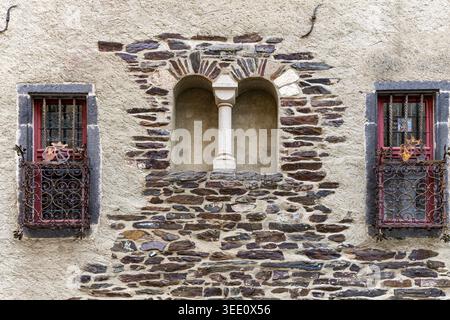 Vista del castello di Eltz con mura storiche in pietra, finestre ornate in ferro battuto e una nicchia centrale ad arco con un pilastro in pietra Wierschem, Rhin Foto Stock