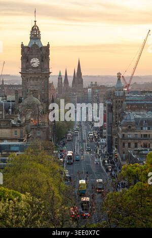 Princes Street al tramonto vista da Calton Hill, Edimburgo, Scozia Foto Stock